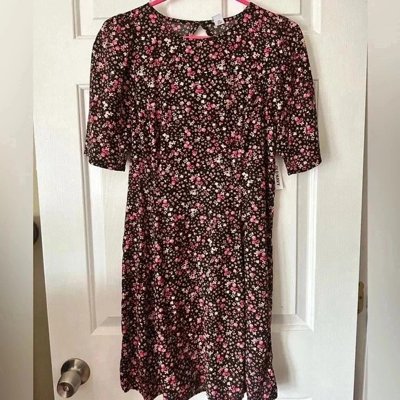 Old Navy Dresses & Skirts - Old Navy medium Floral fall dress with back cutout